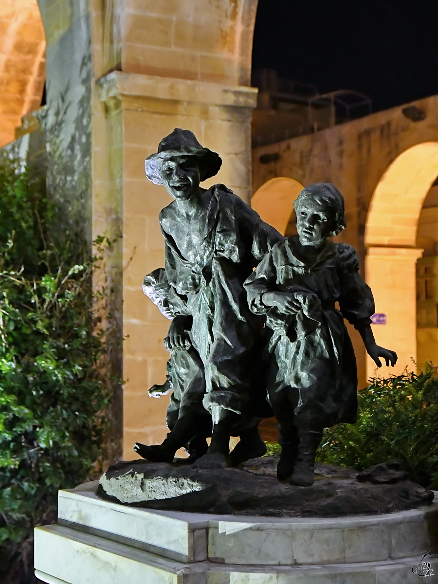 Die Bronzeskulptur  Die Zeitungsjungen  (Les Gavroches) befindet sich in den den Upper Barrakka Gardens (Il-Barrakka ta’ Fuq). (Valletta, Oktober 2017)