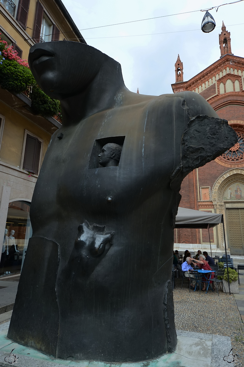 Die Bronzeskulptur  Grande Toscano  ist in Mailand zu finden. (Juni 2014)