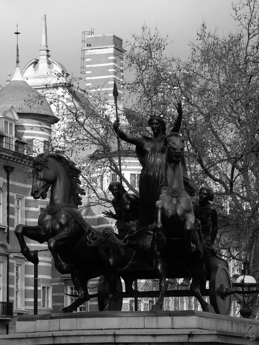 Die Bronzeskulptur der Keltenknigin Boudicca und ihren Tchtern auf einem Streitwagen befindet sich unweit des Westminsterpalastes. (London, Februar 2015)