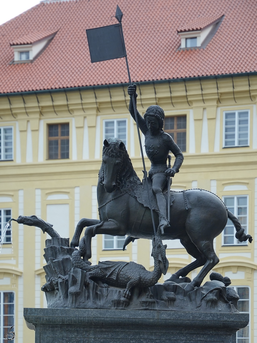 Die Bronzestatue des Drachen ttenden Heiligen Georg stammt aus dem 14. Jahrhundert. (Prag, September 2012)