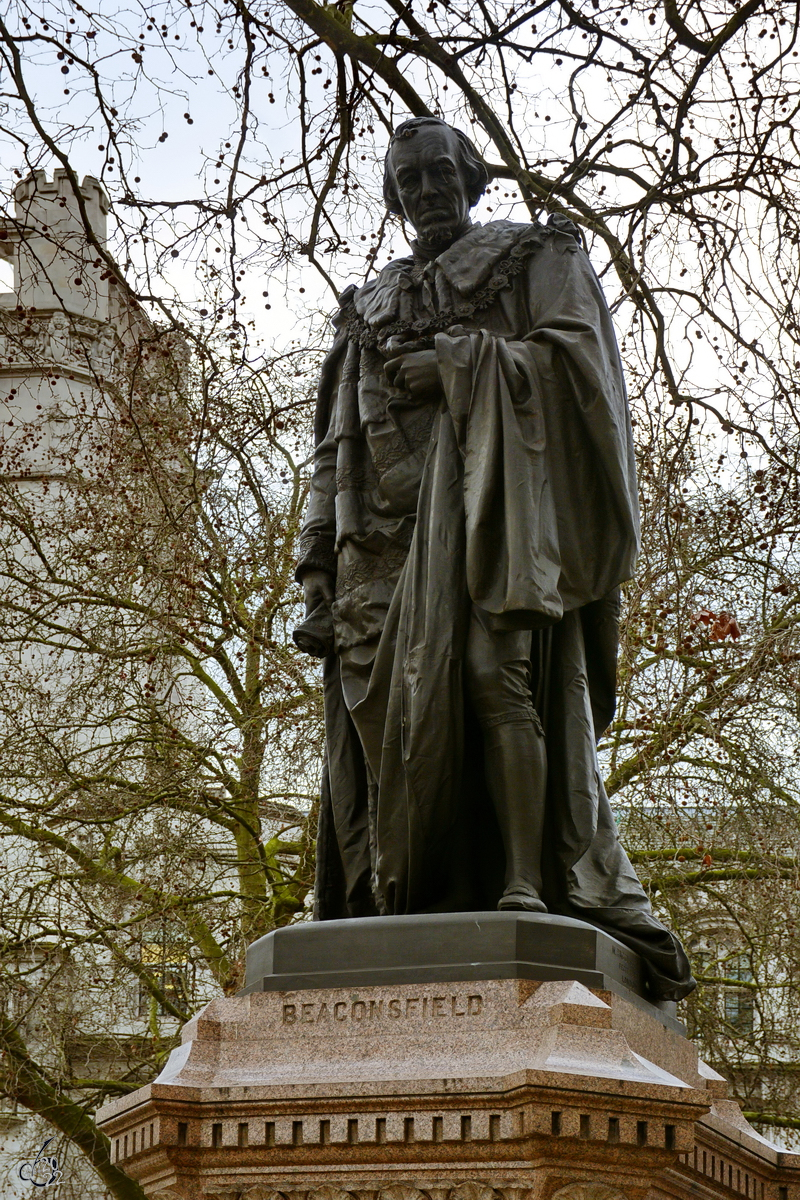 Die Bronzestatue des konservativen britischen Staatsmannes und erfolgreichen Romanschriftstellers Benjamin Disraeli, 1. Earl of Beaconsfield befindet sich am Rande des Parliament Sqare Gardens in London. (Februar 2015)