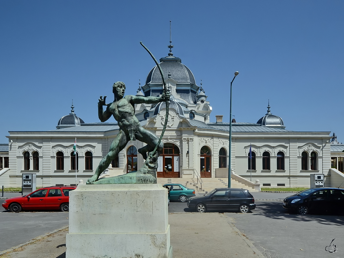 Die Bronzestatue eines Bogenschtzen (Ijsz) vor dem 1895 erbauten Sportpavillon. (Budapest, August 2013)