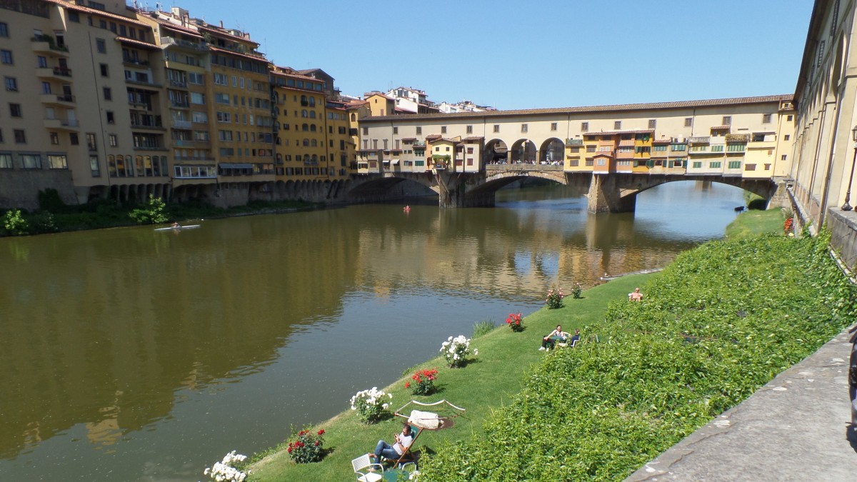 die Brcke  Ponte Vecchio  von Westen in Florenz, Foto am 18.5.2014
