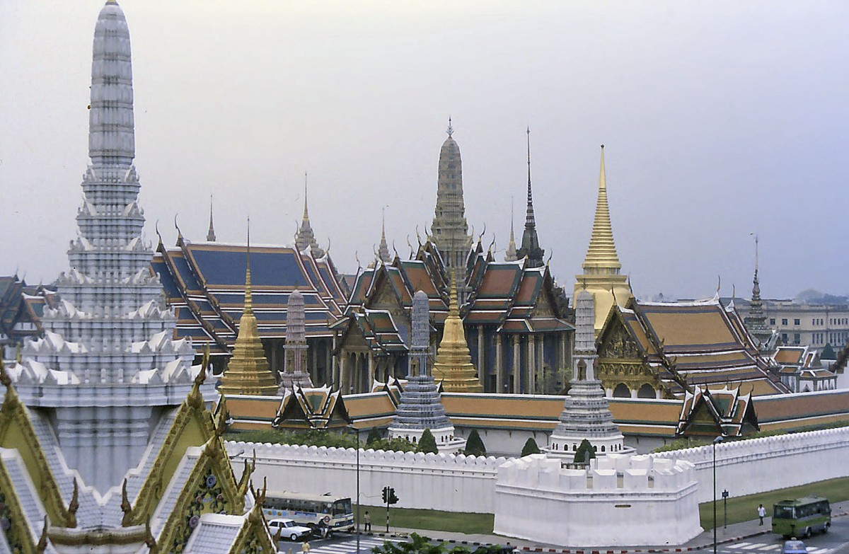 Die buddhistische Tempelanlage Wat Phra Kaeo in Bangkok. Aufnahme: Februar 1989 (Bild vom Dia).