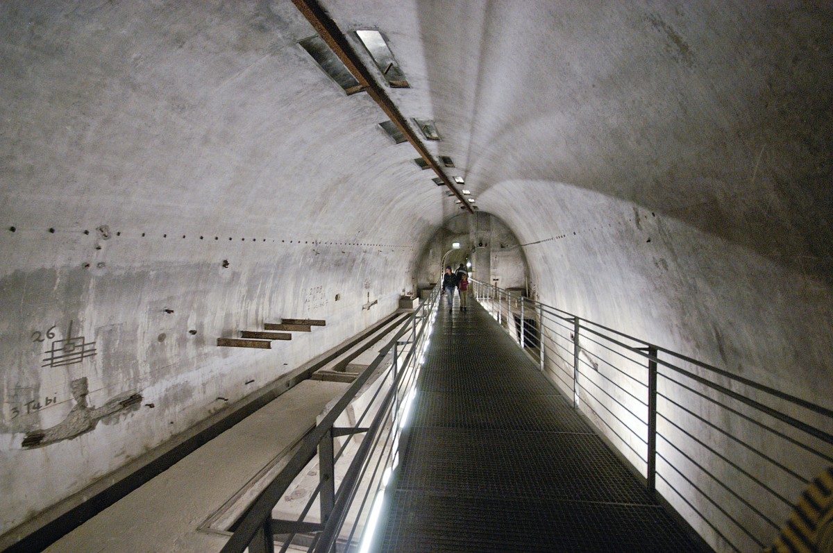 Die Bunkeranlage am Obersalzberg - Die zentrale Anlage bestand aus sechs, jeweils oberirdischen Gebuden zugeordneten Teilsystemen. Die Teilsysteme wurden durch lange Gnge und Treppen miteinander verbunden, so dass fast alle wichtigen Gebude unterirdisch erreichbar waren. Aufnahme: 2008.