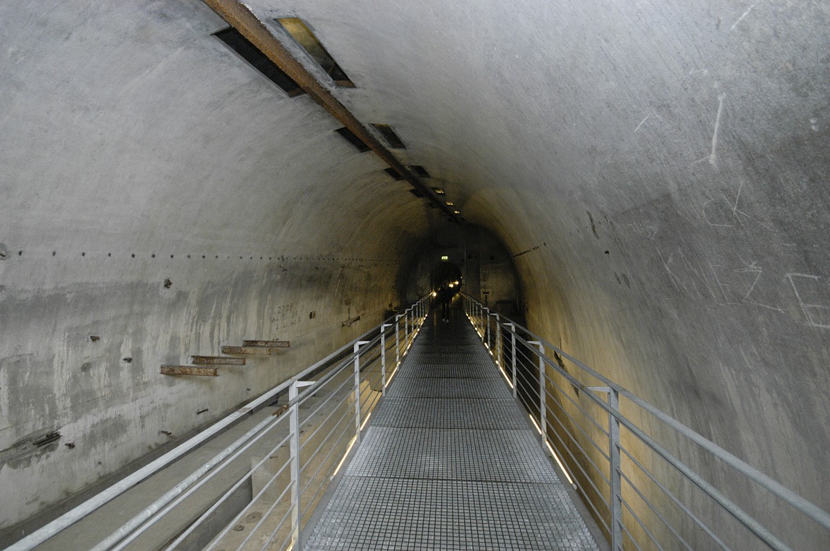 Die Bunkeranlage am Obersalzberg - Im zentralen Bereich, um Hitlers Berghof herum, entstand im Inneren des Berges ein autarker Funktionskomplex – ein unterirdisches Fhrerhauptquartier. Von hier aus sollten das Reich regiert und der Krieg gefhrt werden knnen, falls die Gebude an der Oberflche zerstrt wrden oder der Obersalzberg vorbergehend in Feindeshand fallen sollte. Aufnahme: Juli 2008.