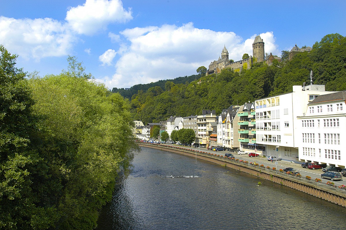 Die Burg Altena befindet sich auf einem Bergsporn des Klusenberges in der Stadt Altena an der Lenne im Mrkischen Kreis in Nordrhein-Westfalen. Aufnahme: Juli 2007.