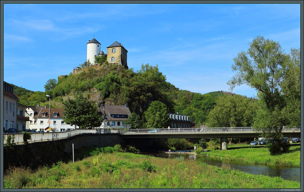 Die Burg Kreuzberg ber dem gleichnamigen Ort wurde im 14. Jahrhundert auf einem Felsplateau oberhalb der Ahr errichtet und ist die letzte bewohnte Burg des Ahrtals. (13.09.2020)