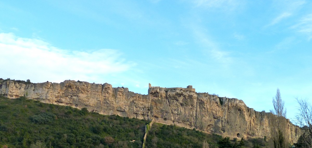 Die Burg Mornas, im Dpartement du Vaucluse, am linken Rhne Ufer ber dem Stdchen Mornas. Die Burg war in gutem Zustand bis zur franzsischen Revolution. Danach wurde sie zur Ruine. Seit  1978 wird sie renoviert. 15.01.2014