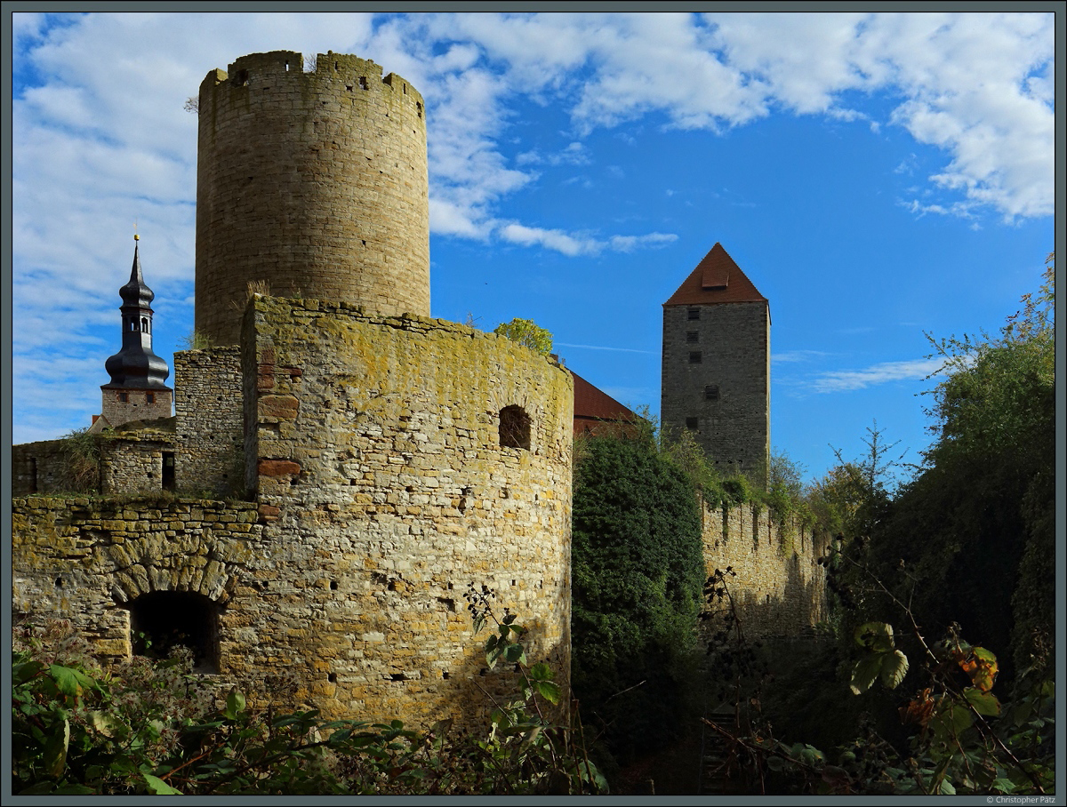 Die Burg Querfurt ist eine der grten mittelalterlichen Burgen Deutschlands. Zu sehen sind aus Richtung Westen die drei markanten Trme: Vorn der  Dicke Heinrich , links daneben der Pariser Turm und rechts der Marterturm. (20.10.2019)