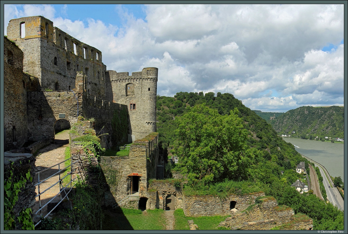 Die Burg Rheinfels bei St. Goar gehört zu den größten Burgen des Mittelrheintals. Links befindet sich die 1245 bis 1248 errichtete Kernburg, der älteste Teil der Anlage. Über dem Tor befindet sich eine Tafel zur Erinnerung an die Belagerung im Jahre 1692. Sehr sehenswert sind die weitläufigen unterirdischen Wehrgänge, welche beim Ausbau zur Festung im 16. und 17. Jahrhundert angelegt wurden. 
Im Hintergrund, auf der anderen Seite des Rheins, ist die Burg Maus erkennbar.(09.08.2014)