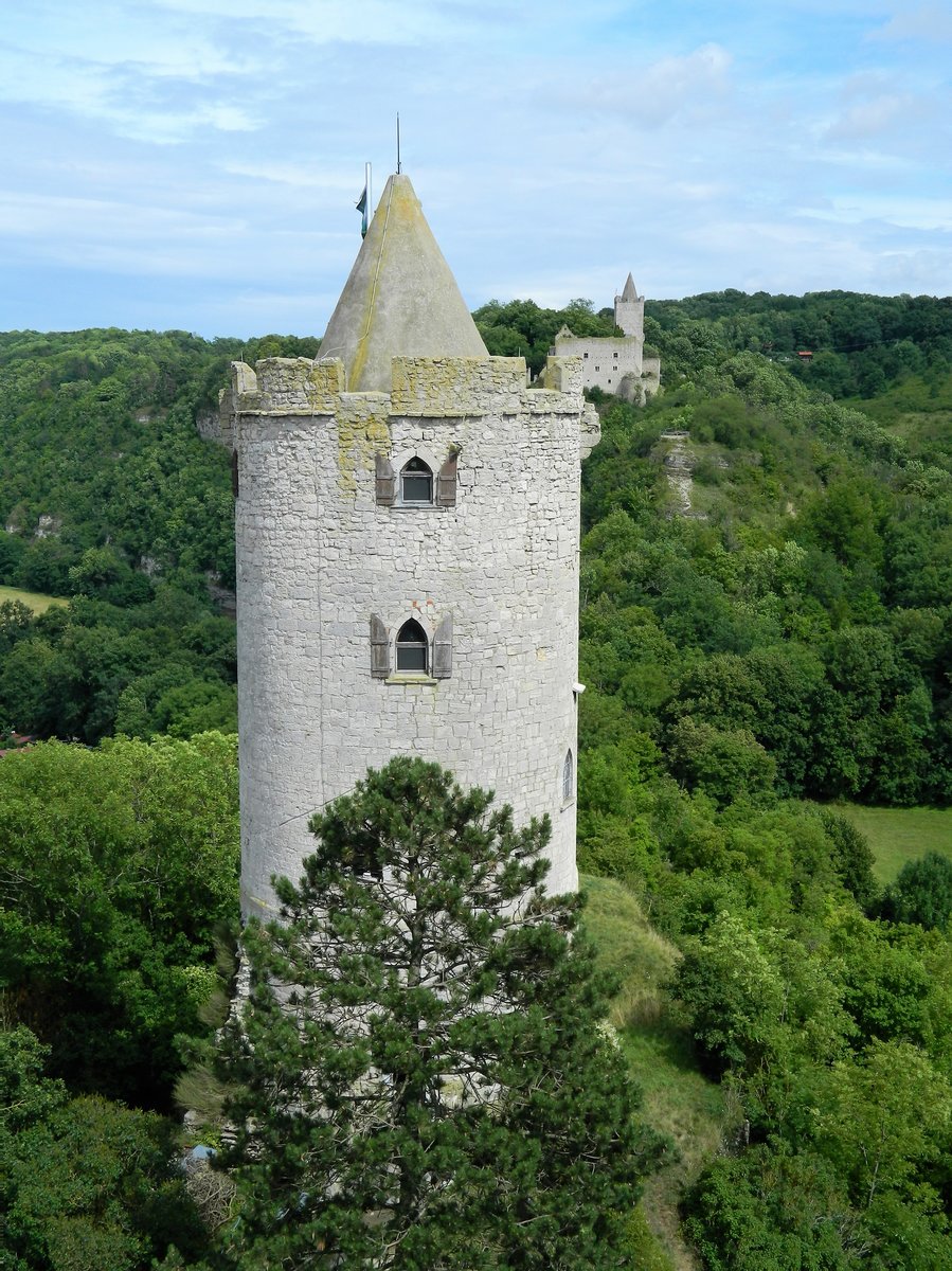 Die Burg Saaleck auf der Sdroute der Strae der Romanik in Sachsen-Anhalt. Der Ostturm diente ursprnglich als unbewohnter Wehrturm. Heute knnen hier wechselnde Ausstellungen besucht werden. Das Foto vom 11.07.2017 zeigt im Hintergrund die Rudelsurg.
