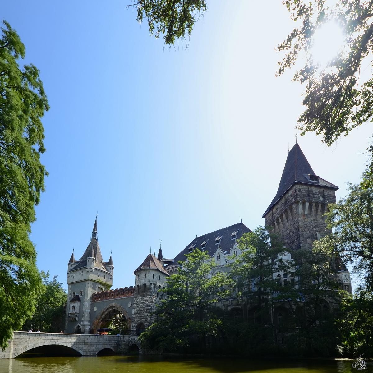 Die Burg Vajdahunyad entstand ab 1896 im Rahmen der Budapester Millenniumsausstellung und wurde 1907 vollendet. (August 2013)