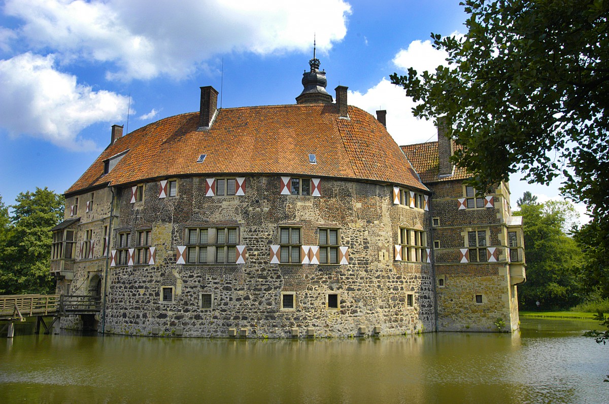 Die Burg Vischering ist eine mnsterlndische Wasserburg am nrdlichen Rand der nordrhein-westflischen Stadt Ldinghausen. Aufnahme: Juli 2007.