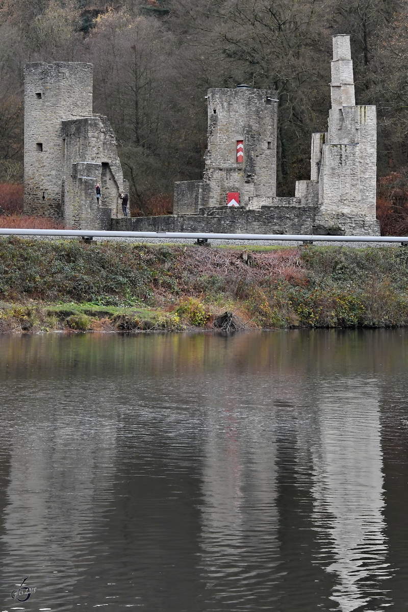 Die Burgruine Hardenstein an der mittleren Ruhr nordwestlich von Herbede in Nordrhein-Westfalen. (Dezember 2018)