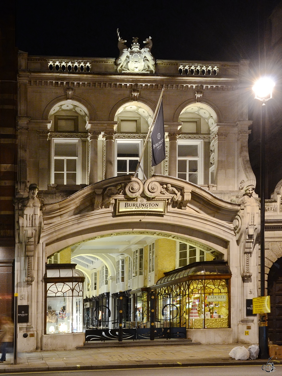 Die Burlington Arcade ist eine 196 Meter lange berdachte Einkaufspassage aus dem 19. Jahrhundert. (London, September 2013)