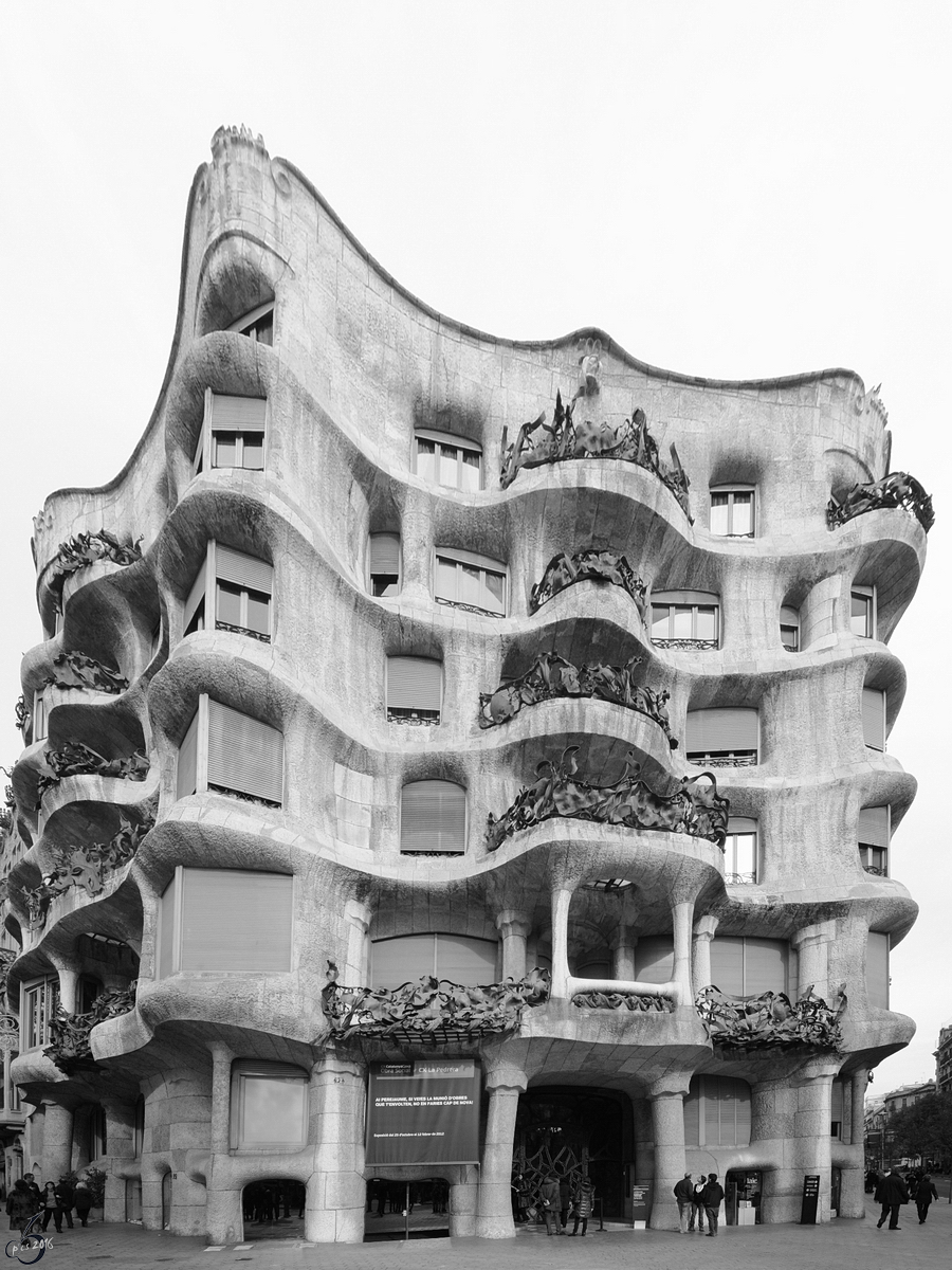 Die Casa Mil ist das letzte Bauwerk des Architekten Antoni Gaud, bevor er sich vollstndig dem Bau der Sagrada Familia widmete. (Barcelona, Dezember 2011)