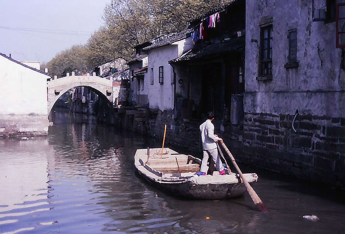 Die chinesische Stadt Suzhou ist nicht ohne Grund eine Partnerstadt von Venedig. Aufnahme: April 1989 (Bild vom Dia).