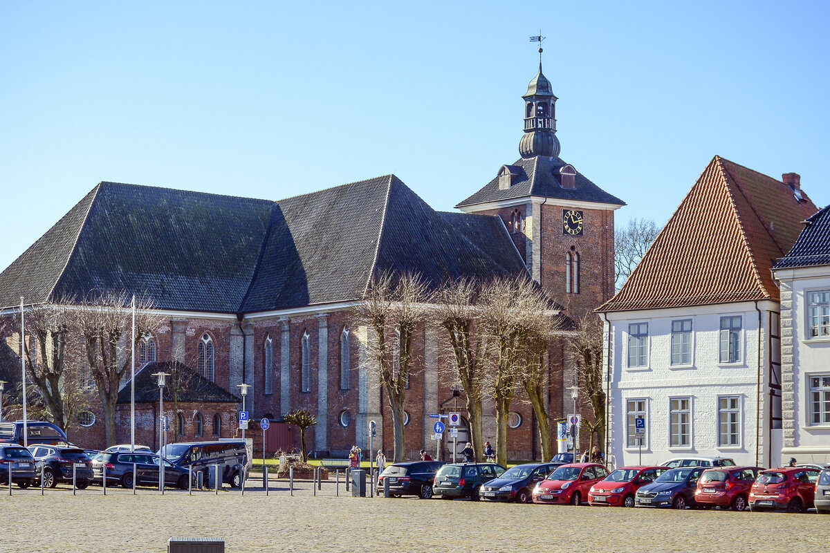 Die Christkirche in Rendsburg ist ein schlichter Backsteinbau auf dem Grundriss eines Griechischen Kreuzes nach dem Vorbild der Kopenhagener Holmens Kirke. Das Gebude der Christkirche entstand 1695 bis 1700 im Zusammenhang mit der Erweiterung der Rendsburger Festungsanlage Neuwerk nach einem Entwurf von Hans van Steenwinckel.  Aufnahme: 7. Mrz 2022.