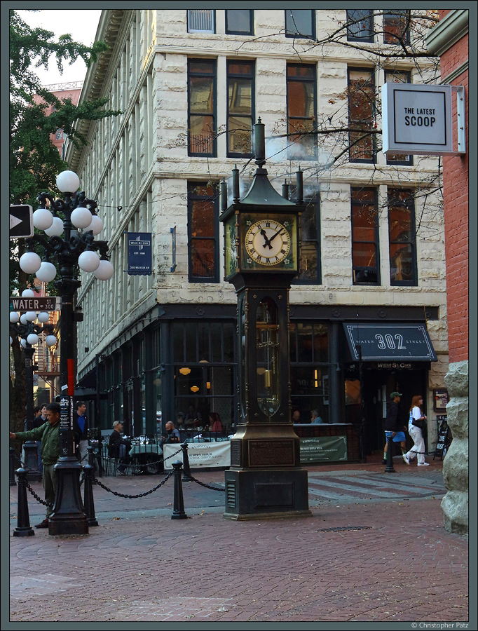 Die Dampfuhr, die 1977 als erste mit Dampf betriebene Uhr errichtet wurde, steht im historischen Stadtteil Gastown. Immer zur vollen Stunde geben die Dampfpfeifen eine Melodie ab. (Vancouver, 16.10.2022) 