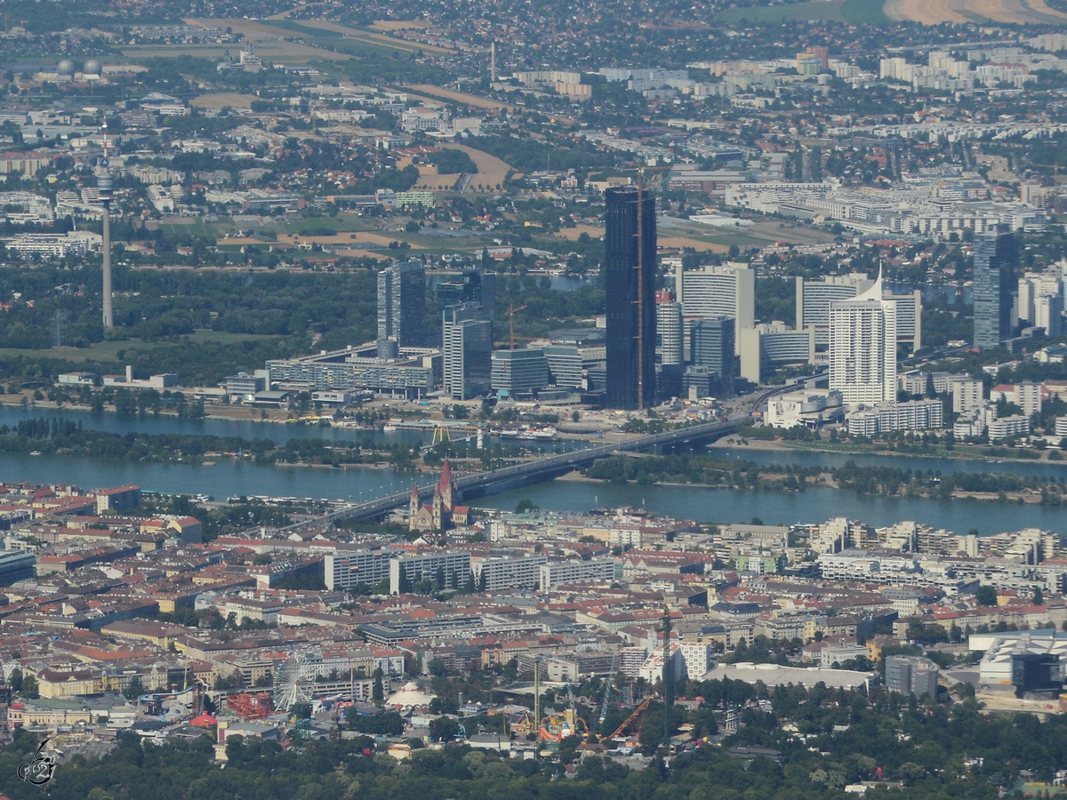 Die DC Towers, eigentlich Donau City Towers als Teil des modernen Wiens. (August 2021)