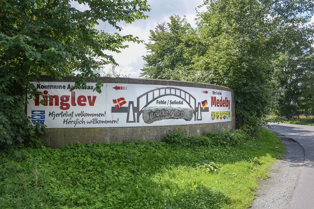 Die deutsch-dnische Freundschaftsmauer an der Bundesgrenze in Jardelundfeld. Aufnahme: 28. Juli 2023.