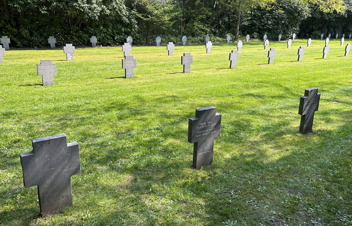 Die Deutsche Kriegsgrbersttte Oksbl liegt an der Westkste von Dnemark in Oksbl (Varde Kommune). Der Friedhof wurde von Flchtlingen des Flchtlingslagers Oksbl angelegt.
Aufnahme: 16. Mai 2023.