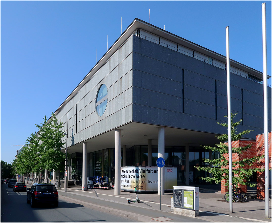 Die Deutsche Nationalbibliothek -

... in Frankfurt am Main. Fertigstellung 1997, Architekten: Mete Arat, Hans-Dieter Kaiser, Gisela Kaiser (Stuttgart)

21.07.2021 (M)