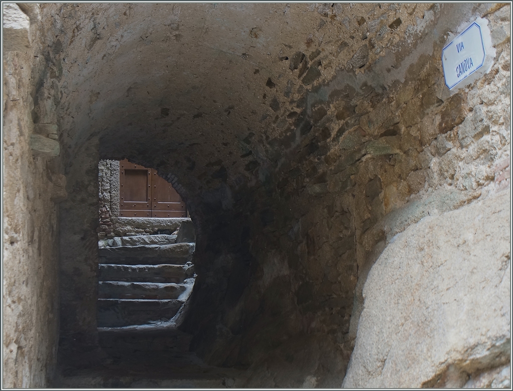 Die doch etwas enge Gasse  Via Canova  in Giglio Castello. 
25. April 2015