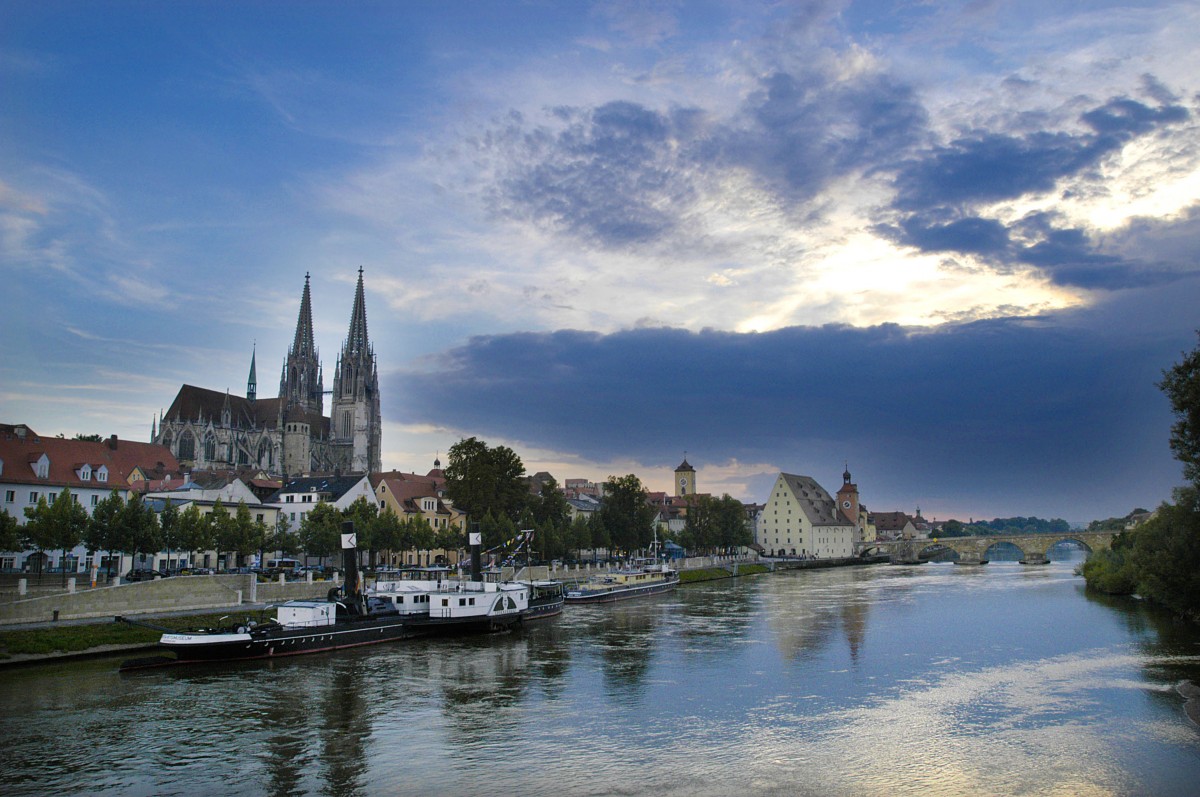 Die Donau und Regensburg mit dem St. Peter Dom. Aufnahme: Juli 2008.