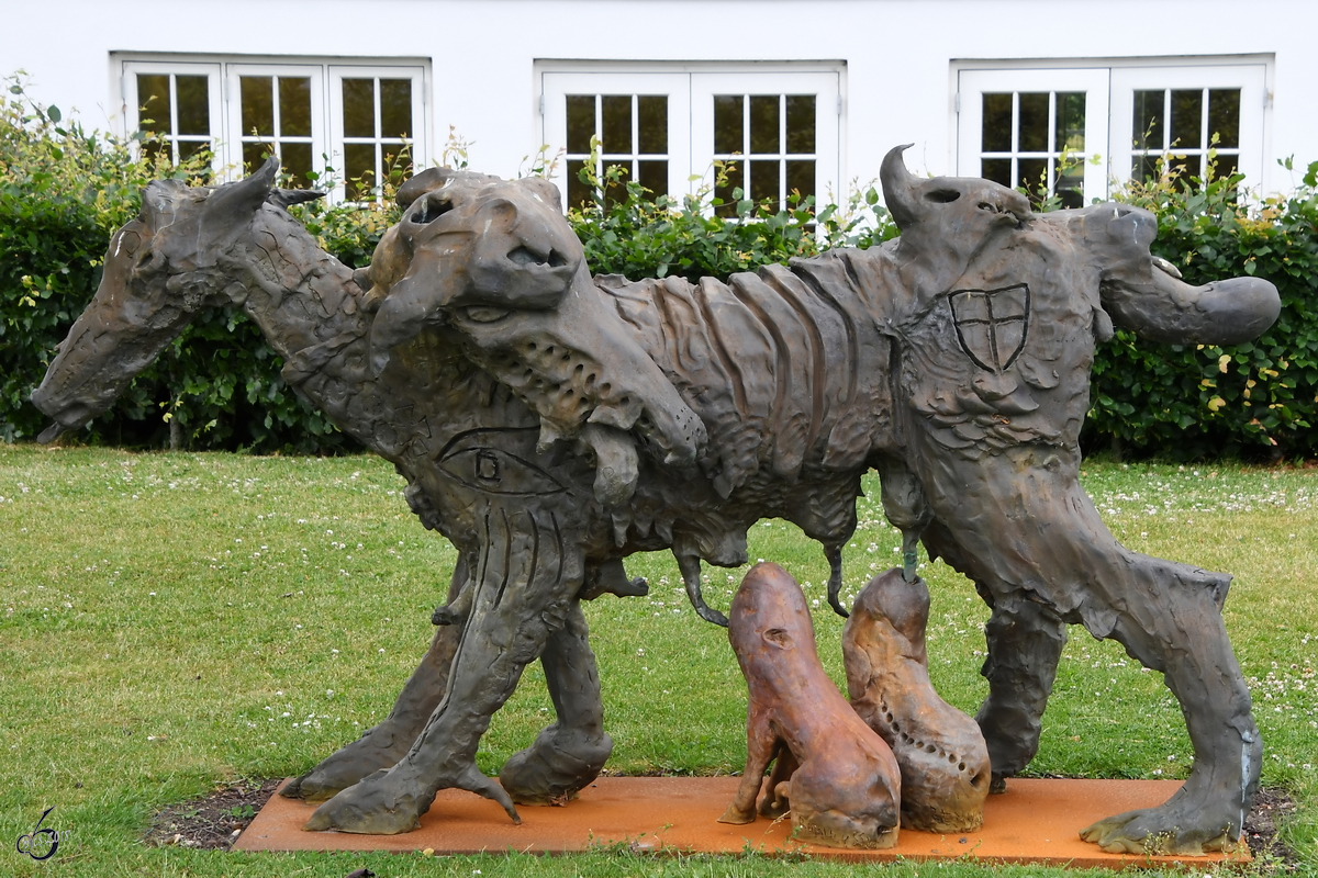 Die doppelkpfige Ziege sugt 2 kleine Ferkel, Kunst liegt ja bekanntlich im Sinne des Betrachters...!? (Aalborg, Juni 2018)