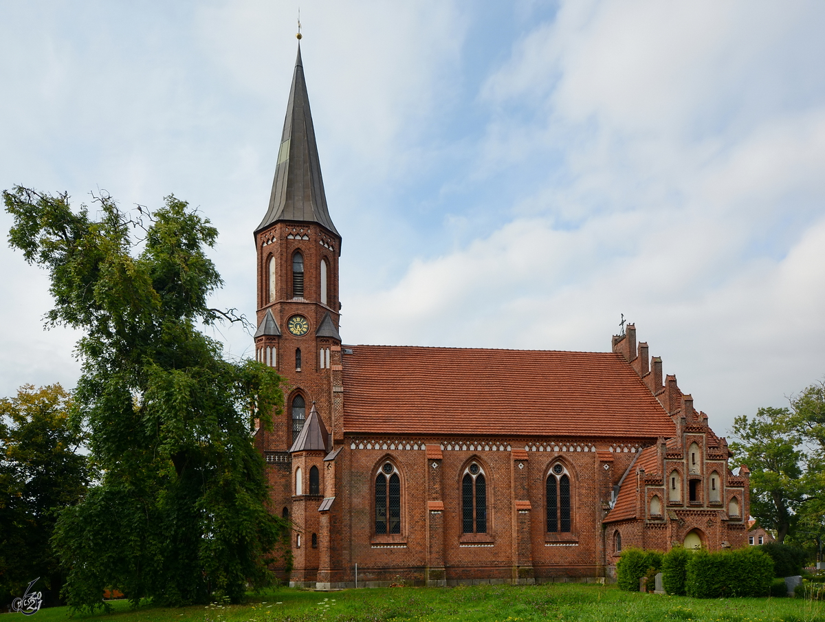 Die Dorfkirche in Alt Brenz wurde 1881 im neugotischen Stil errichtet. (August 2014)