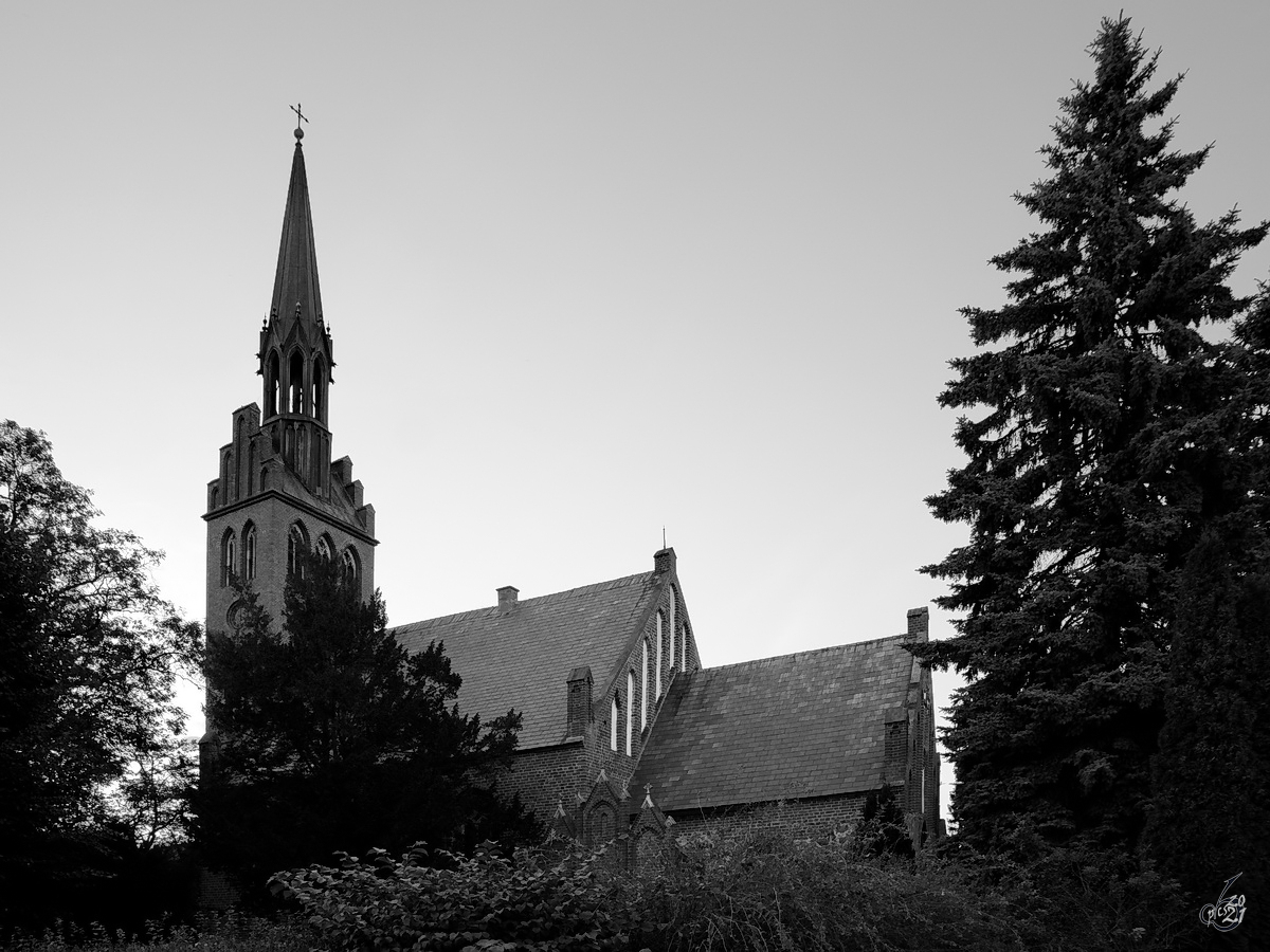 Die Dorfkirche in Basedow habe ich Ende August 2014 ablichten knnen.