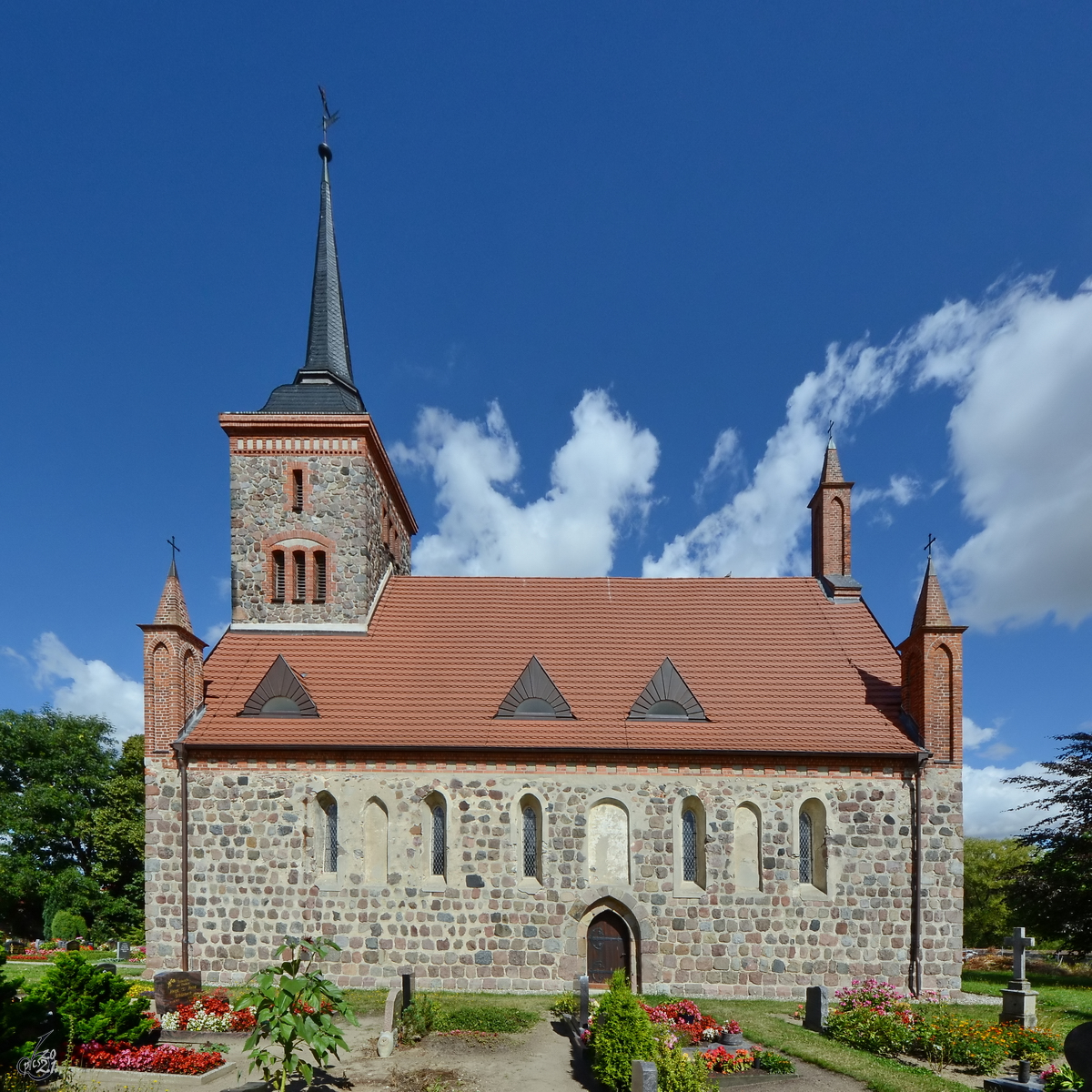 Die Dorfkirche Ihlenfeld  wurde nach 1300 (ohne Turm) erbaut. (August 2013)