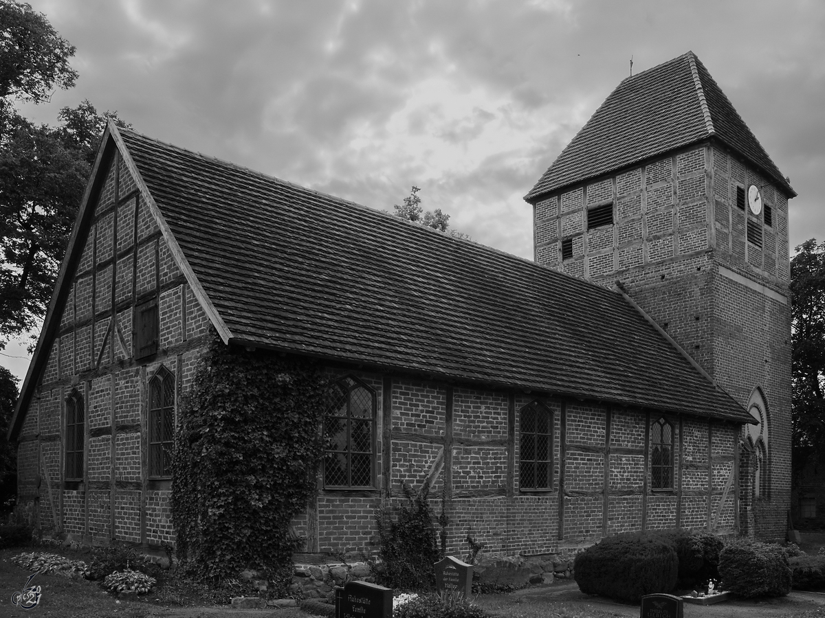 Die Dorfkirche Jrgenstorf wurde um 1700 gebaut, der Backsteinturm ist gute 300 Jahre lter. (August 2014)