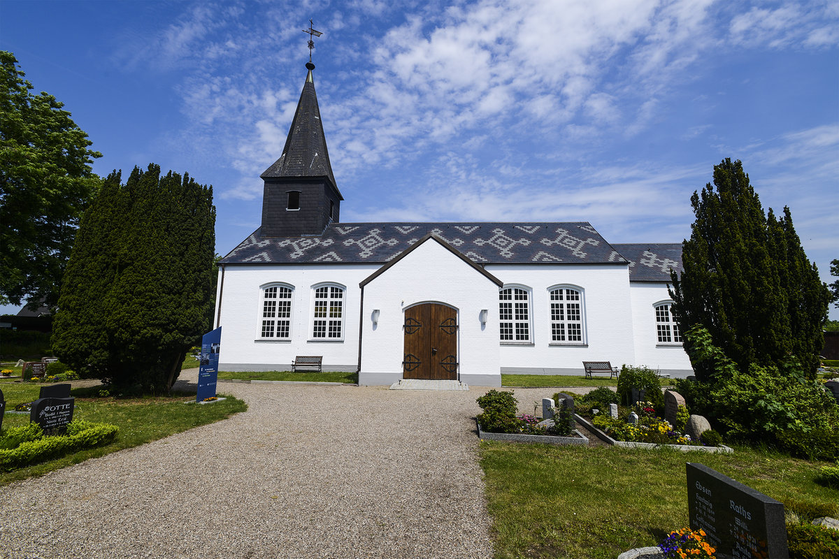 Die Dorfkirche St. Petri in Ladelund im Kreis Nordfriesland. Aber anders als allgemein blich wurden die KZ-Toten in Ladelund von dem damaligen Gemeindepastor Johannes Meyer nach christlicher Tradition auf kirchlichem Land begraben. Ihre Namen wurden in den Kirchenbchern der Kirchengemeinde St. Petri Ladelund und an den Grbern verzeichnet.
Aufnahme: 2. Juni 2019.