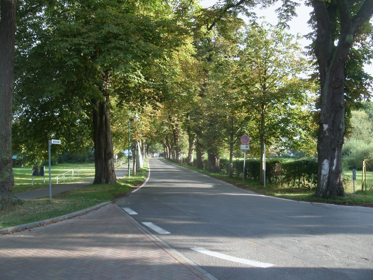 Die Dorfstrae von Ralswiek nach der Strtebekersaison ist wieder jeden Abend Menschen-und Autoleer.Aufgenommen am 12.September 2013.