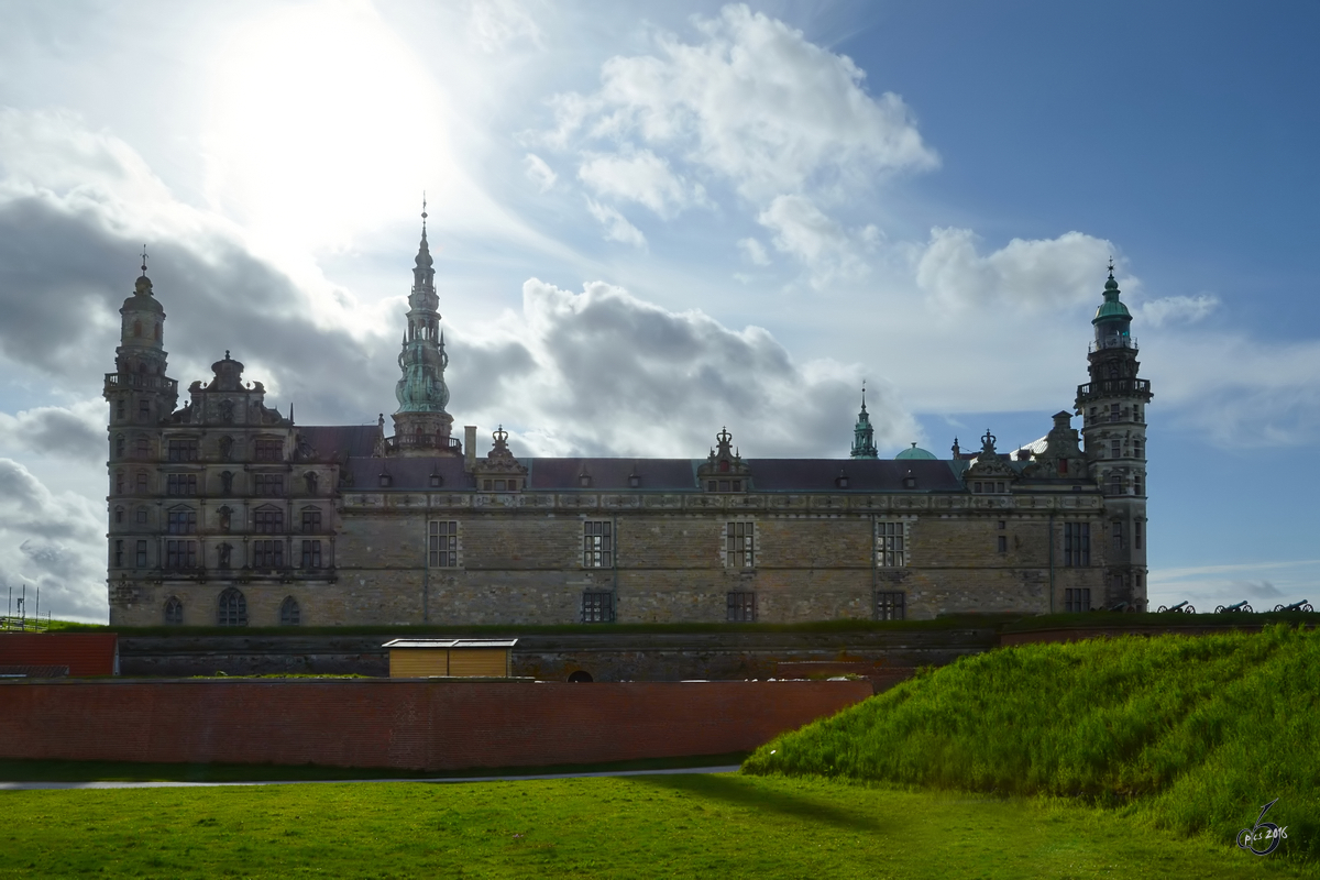 Die im dramatisches Licht eingehllte Kronburg ist eine Festung in Helsingr. Sie dient als Handlungsort des Theaterstckes  Hamlet  von William Shakespeare. (Mai 2012)