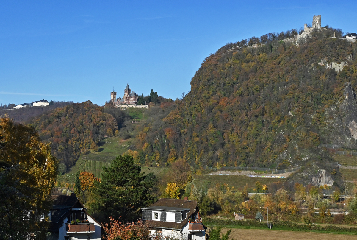 Die drei markanten Sehenswrdigkeiten im Siebengebirge. Von links nach rechts: Steigenberger Grandhotel Petersberg, Schlo Drachenburg und der Drachenfels mit Burgruine - 09.11.2021