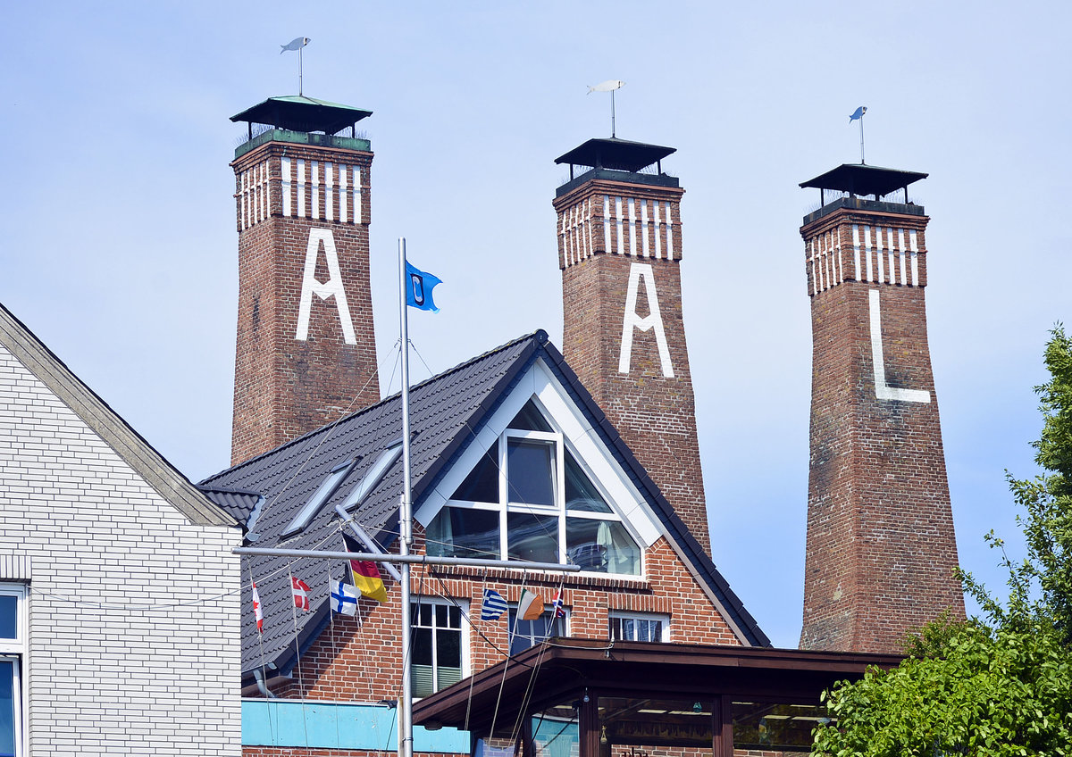 Die drei Schornsteine der Aal- und Fischrucherei Friedrich Fh in der Altstadt von Kappeln. Aufnahme: 12. August 2020.