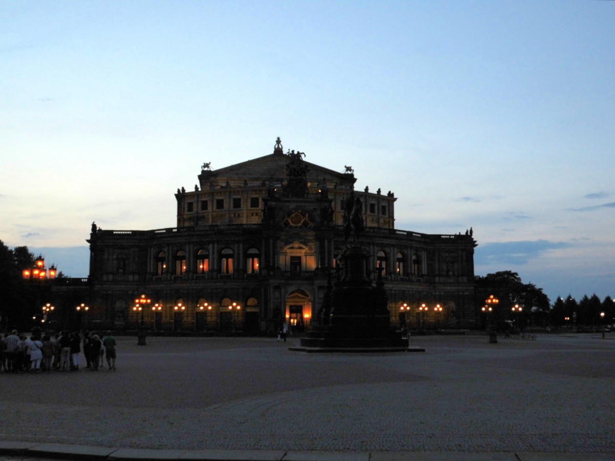 Die Dresdner Semperoper nach Sonnenuntergang am 26.07.14