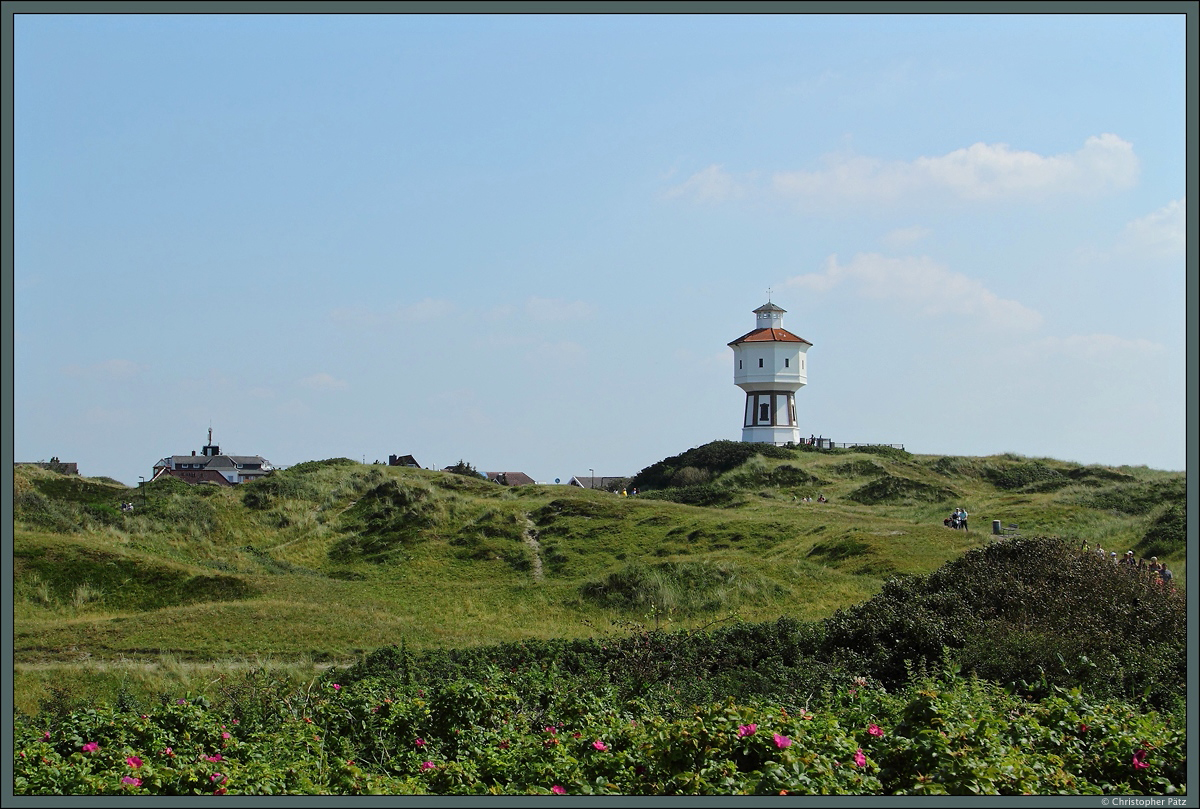 Die Dnenlandschaft mit dem Wahrzeichen der Insel Langeoog - dem 1909 errichteten Wasserturm. (21.08.2015)