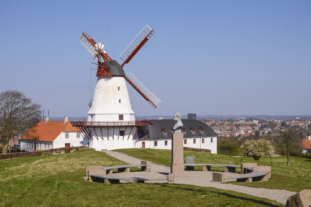 Die Dppeler Mhle (dnisch: Dybbl Mlle) ist eine 1744 gebaute und nach wiederholten Zerstrungen mehrfach wiedererrichtete Hollnderwindmhle an den Dppeler Schanzen in der Nhe der dnischen Stadt Snderborg (deutsch: Sonderburg). Wegen ihrer strategischen Bedeutung in zwei Kriegen und ihrer Rolle in der wechselvollen Geschichte Nordschleswigs gilt sie als dnisches Nationalsymbol. Aufnahme: 20. April 2021.