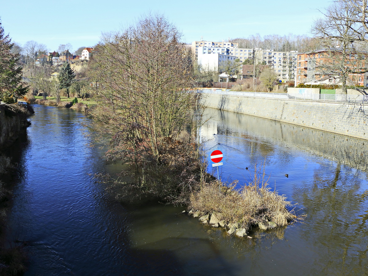 Die Eger in Cheb am 17. Februar 2019 nahe der Burg / Kaiserpfalz von Cheb.