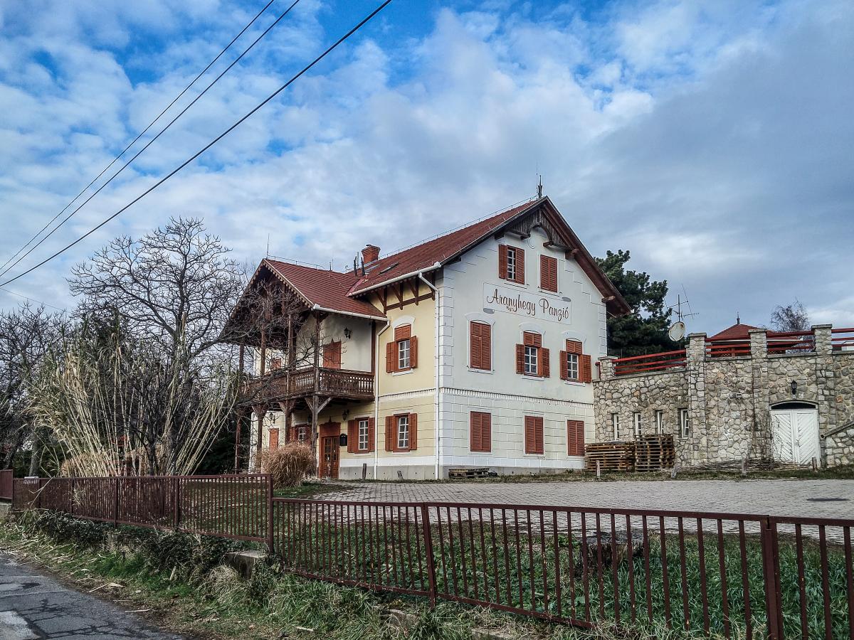 Die ehemalige  Aranyhegy Panzi  (Goldberg Gasthaus) ist aktuell eine Waldorf Kinderarten. Foto: Januar, 2020.