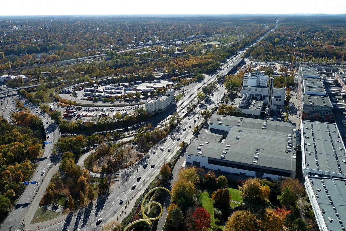 Die ehemalige AVUS Nordkurve. Der Innenraum ist jetzt ein Rastplatz. Von links unten nach rechts oben verluft die AVUS, heute A115 durch den Berliner Grunewald.  Foto: 28.10.2012