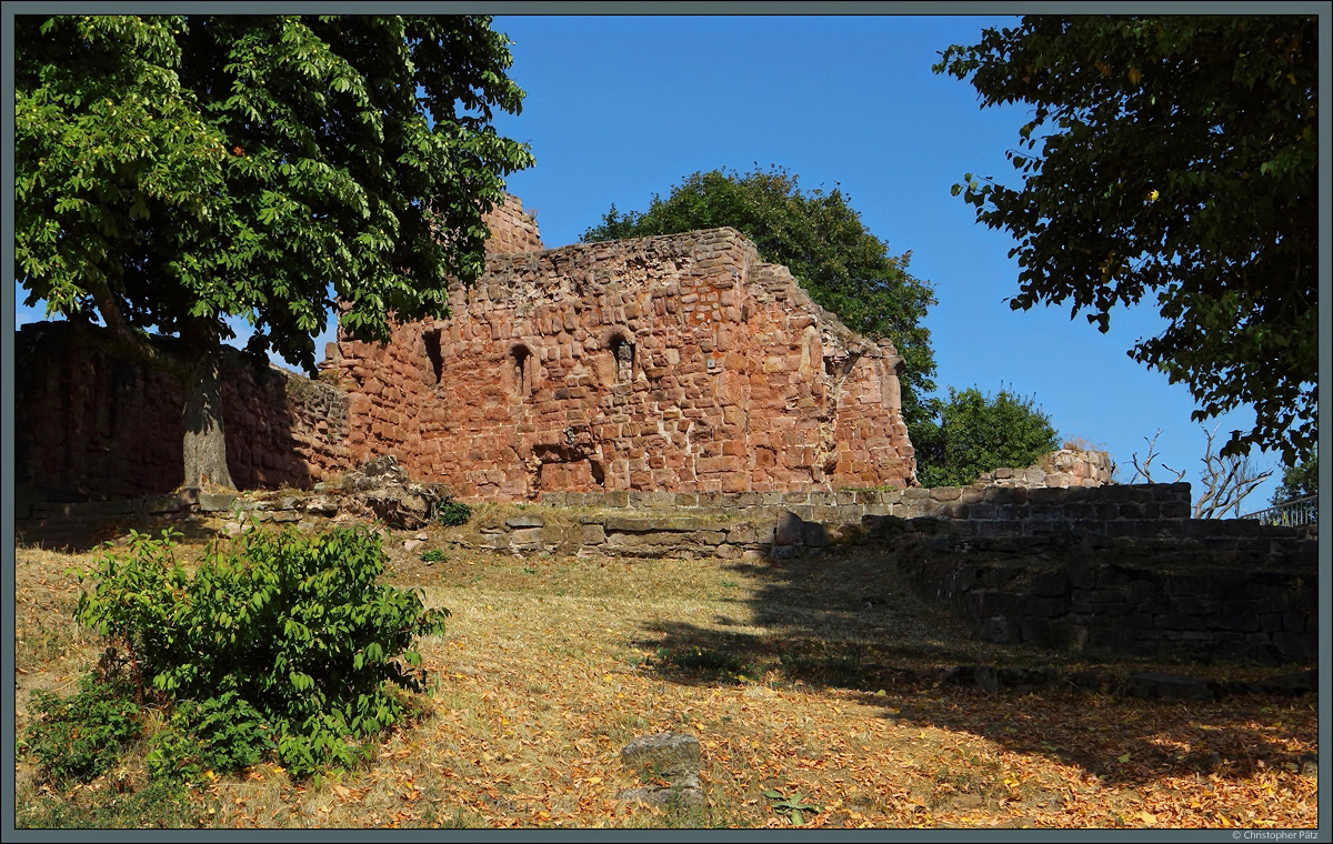 Die ehemalige Burgkapelle der Reichsburg Kyffhausen wurde nach Aufgabe der Burg als Wallfahrtskapelle genutzt und ist deshalb noch vergleichsweise gut erhalten. (Kyffhuser, 28.08.2022)