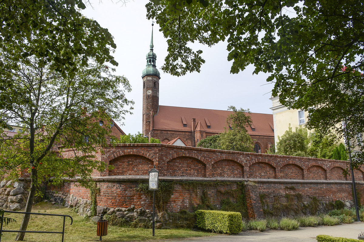 Die ehemalige Schlosskirche (Kościł św. Jacka) in Słupsk (Stolp) in Hinterpommern. Die Bausubstanz der Kirche, die den Zweiten Weltkrieg recht gut berstanden hat, stammt zum Teil aus dem 13. Jahrhundert. Sie war ursprnglich Gotteshaus des 1278 gegrndeten Dominikanerklosters Aufnahme: 20. August 2020.
