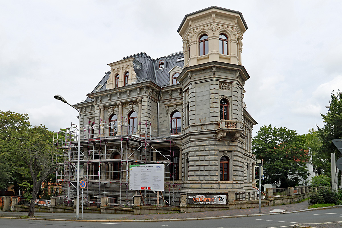 Die ehemalige Villa Meyer in Gera, an der Kreuzung Clara-Zetkin-Strae/Leipiger/Berliner Strae gelegen, war einst eine der reprsentativsten Villen in Gera. Zu DDR-Zeiten war hier u.a das Grundbuchamt (Liegenschaftsdienst) und ein Ingenieurbro untergebracht, seit 1998 stand das Gebude leer. Nunmehr im Besitz einer Immobiliengesellschaft wird das Gebude jetzt aufwendig saniert, was dem Stadtbild sicher zugute kommt. Das Foto stammt vom 04.08.2021