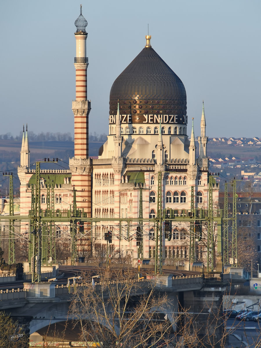 Die ehemalige Zigarettenfabrik Yenidze dient Heute als Brogebude. (Dresden, April 2018)